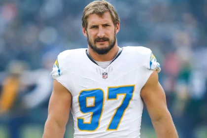 FootballR - NFL - Joey Bosa, ein NFL-Spieler der Chargers mit Bart, steht auf einem Feld.