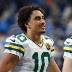 FootballR - NFL Playoff Picture - Zwei Packers-Spieler, Jordan Love und ein Teamkollege, lächeln nach Spielende. Green Bay Packers in Sao Paulo