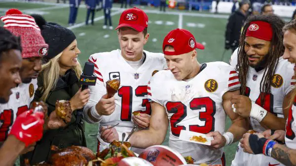 FootballR - NFL - Die Footballspieler der San Francisco 49ers feiern den Sieg gegen die Seahawks mit einem Thanksgiving-Dinner.