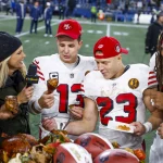 FootballR - NFL Thanksgiving - Die Footballspieler der San Francisco 49ers feiern den Sieg gegen die Seahawks mit einem Thanksgiving-Dinner.