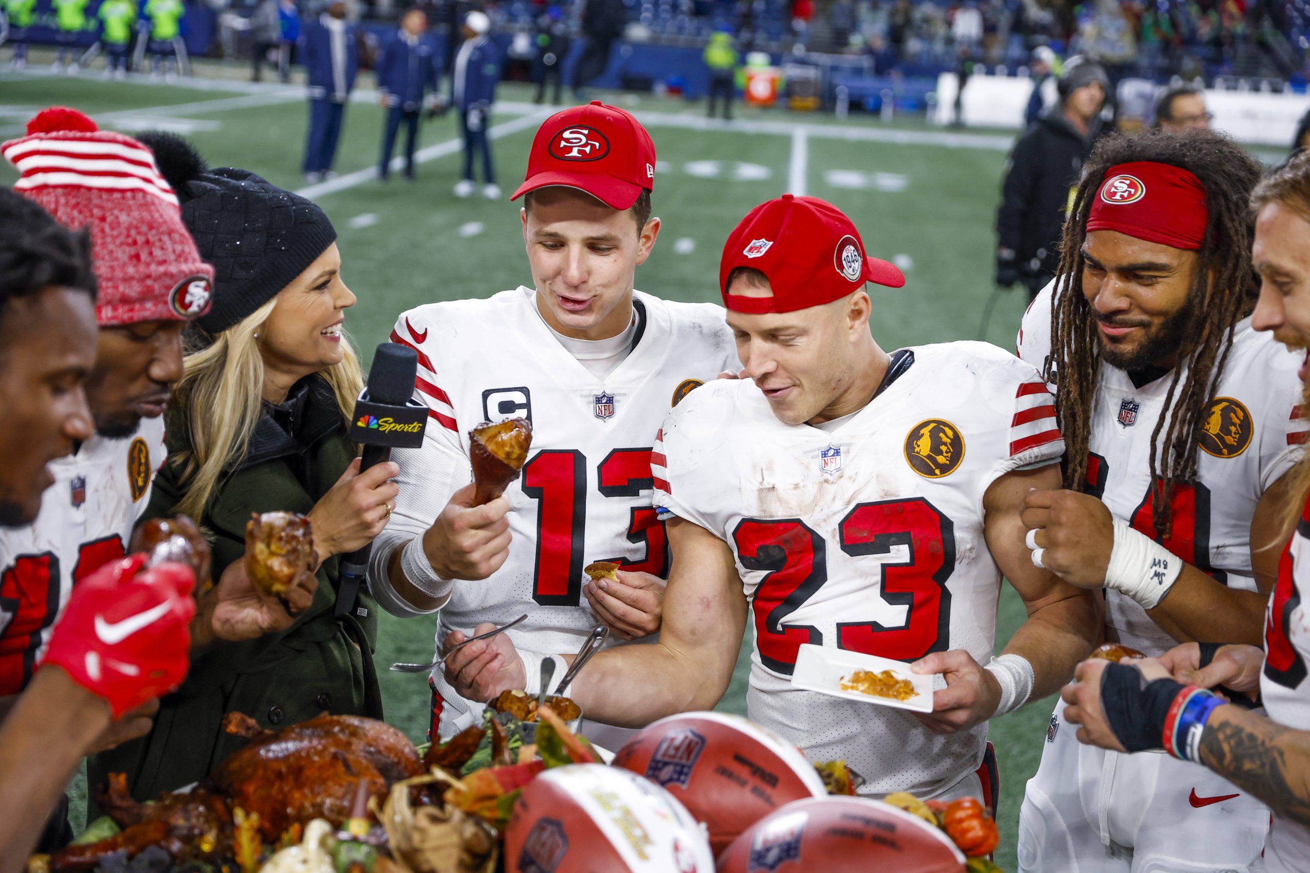 FootballR - NFL - Die Footballspieler der San Francisco 49ers feiern den Sieg gegen die Seahawks mit einem Thanksgiving-Dinner.