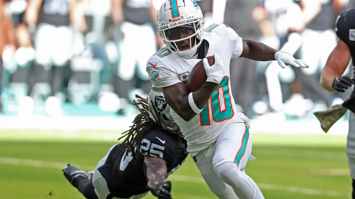 FootballR - NFL - Tyreek Hill, ein Spieler der Miami Dolphins, läuft mit dem Ball.