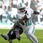 FootballR - NFL Top 100 - Fantasy Football - NFL Saisonfinale - Tyreek Hill, ein Spieler der Miami Dolphins, läuft mit dem Ball.