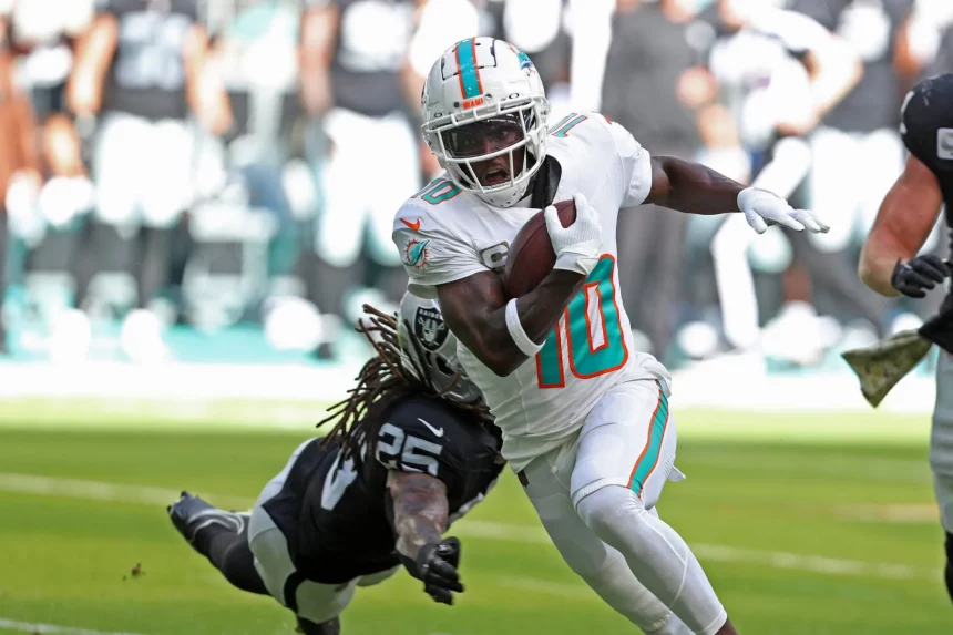FootballR - NFL Top 100 - Fantasy Football - NFL Saisonfinale - Tyreek Hill, ein Spieler der Miami Dolphins, läuft mit dem Ball.