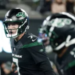 FootballR - NFL - Jets entlassen Boyle und verpflichten Brett Rypien - Ein Jets-Footballspieler, Tim Boyle, wirft den Ball einem anderen Spieler zu.