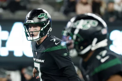 FootballR - NFL - Jets entlassen Boyle und verpflichten Brett Rypien - Ein Jets-Footballspieler, Tim Boyle, wirft den Ball einem anderen Spieler zu.