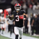 FootballR - NFL - Ein Footballspieler, Jessie Bates, läuft während eines NFL-Spiels der 12. Woche mit einem Ball. NFL Woche 12 Recap