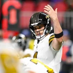 FootballR - NFL - Der Quarterback der New Orleans Saints, Derek Carr, winkt der Menge zu.