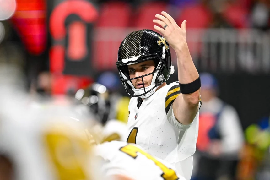 FootballR - NFL - Der Quarterback der New Orleans Saints, Derek Carr, winkt der Menge zu.