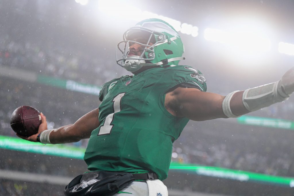 FootballR - NFL MVP Titel - Jalen Hurts, ein Mann in grüner Uniform, der einen Football wirft.