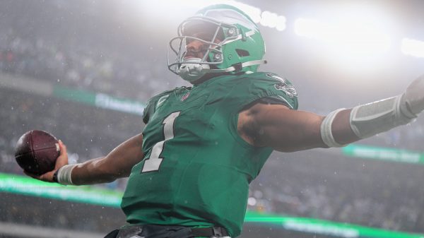 FootballR - NFL MVP Titel - Jalen Hurts, ein Mann in grüner Uniform, der einen Football wirft.