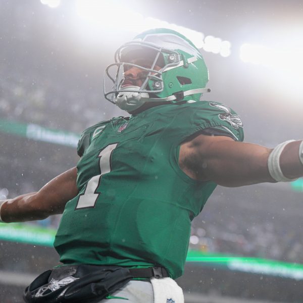 FootballR - NFL MVP Titel - Jalen Hurts, ein Mann in grüner Uniform, der einen Football wirft.