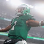Week 12 - Woche 3 - Bye Week - NFL MVP Titel - Jalen Hurts, ein Mann in grüner Uniform, der einen Football wirft.