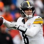 FootballR - NFL - Der Quarterback der Steelers, Kenny Pickett, wirft den Ball.