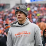 FootballR - NFL - Der Cincinnati Bengals Quarterback Joe Burrow, trägt einen Kapuzenpullover.