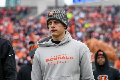 FootballR - NFL - Der Cincinnati Bengals Quarterback Joe Burrow, trägt einen Kapuzenpullover.