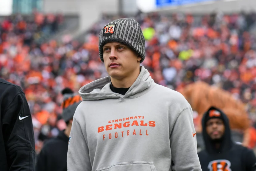FootballR - NFL - Der Cincinnati Bengals Quarterback Joe Burrow, trägt einen Kapuzenpullover.