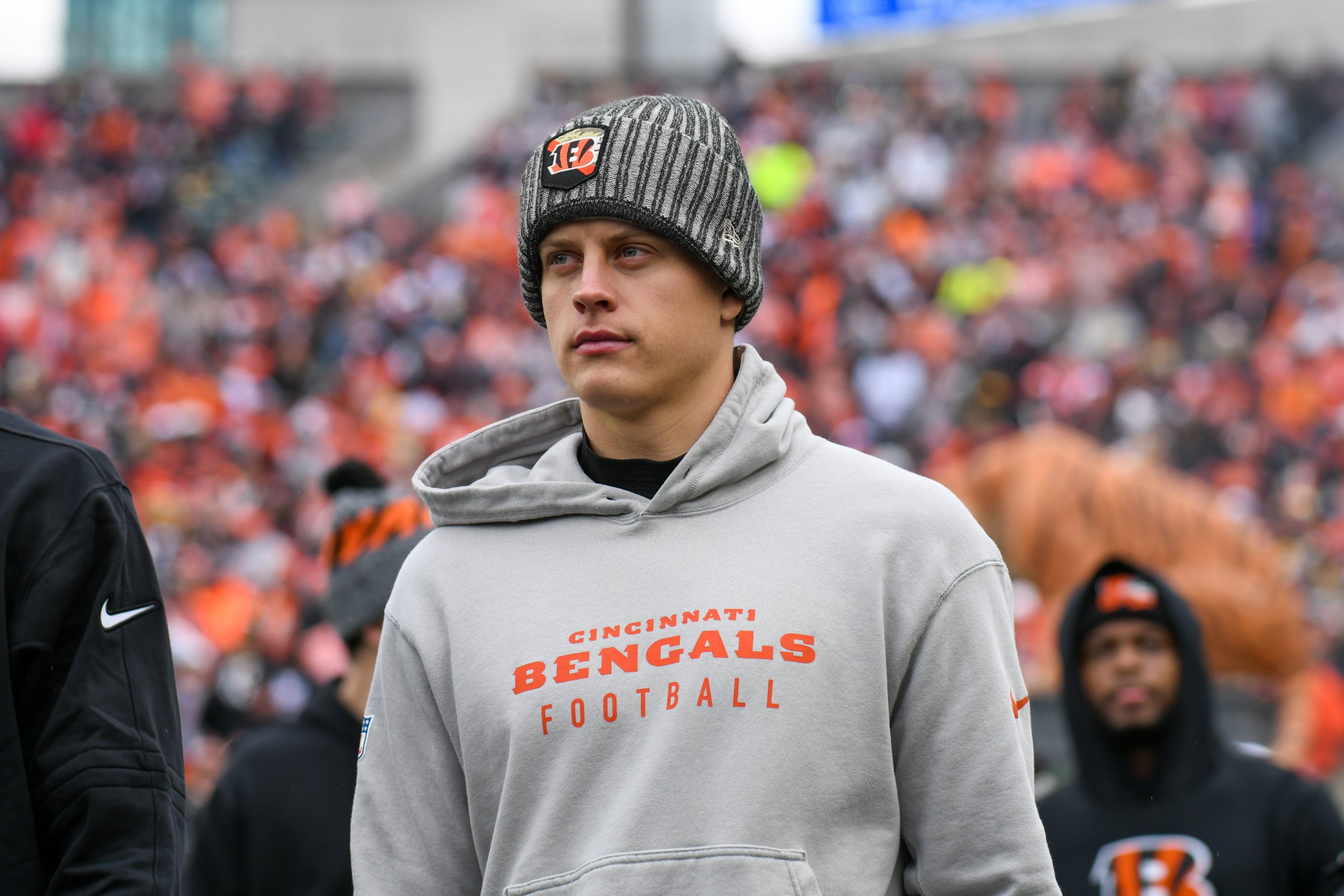 FootballR - NFL - Der Cincinnati Bengals Quarterback Joe Burrow, trägt einen Kapuzenpullover.