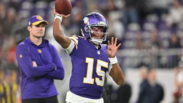 FootballR - NFL - Der Quarterback der Vikings, Joshua Dobbs, wirft den Ball.