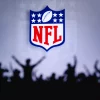 FootballR - NFL Standings - NFL Teams -Das NFL-Logo ist als Silhouette vor einer Menschenmenge zu sehen und verdeutlicht die elektrisierende Atmosphäre der NFL.