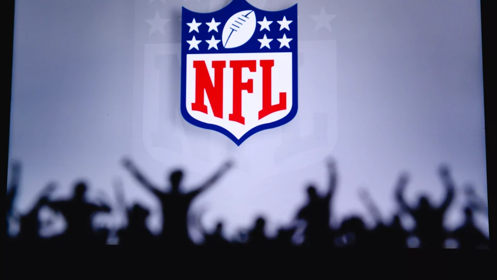 FootballR - NFL Standings - NFL Teams -Das NFL-Logo ist als Silhouette vor einer Menschenmenge zu sehen und verdeutlicht die elektrisierende Atmosphäre der NFL.