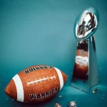 FootballR - NFL - Eine Footballtrophäe auf blauem Hintergrund, perfekt für Footballfans.