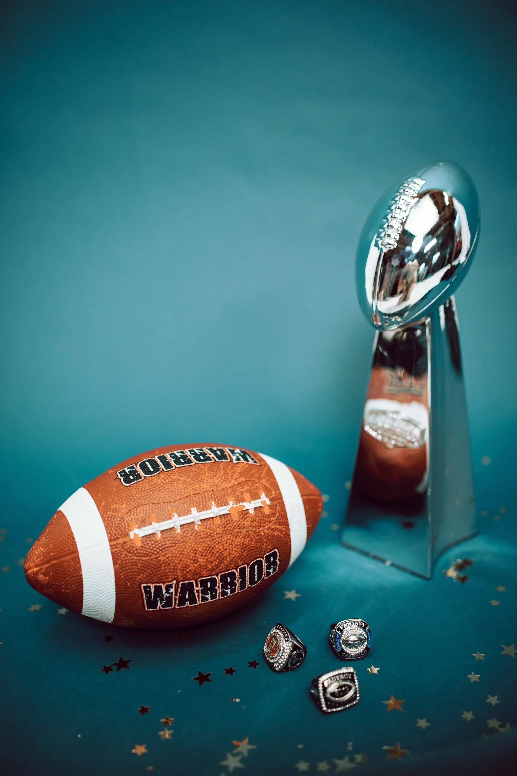 FootballR - NFL - Eine Footballtrophäe auf blauem Hintergrund, perfekt für Footballfans.