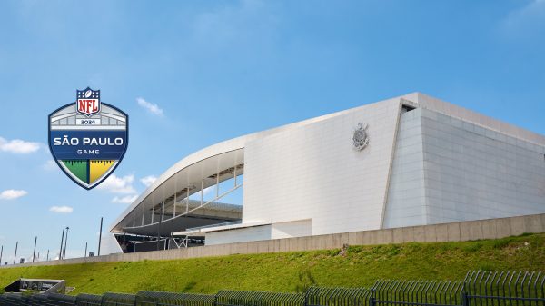 FootballR - NFL - Ein weißes Gebäude mit einem Logo davor. Corinthians Arena Sao Paulo - NFL Brasilien