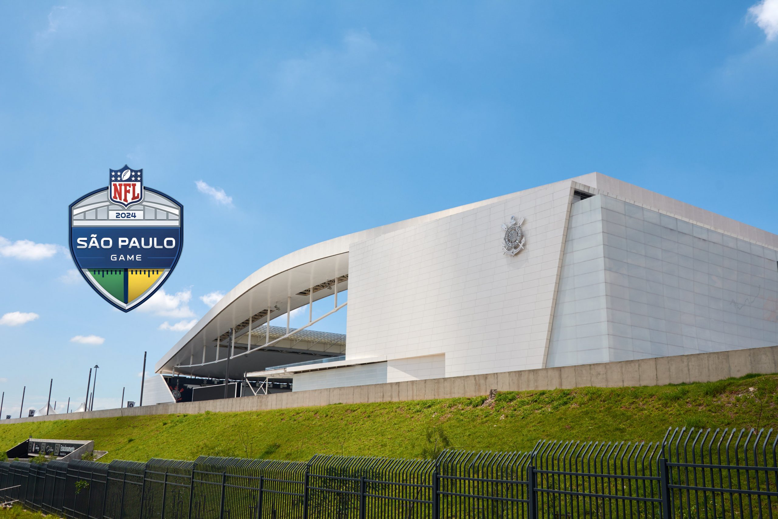 FootballR - NFL - Ein weißes Gebäude mit einem Logo davor. Corinthians Arena Sao Paulo - NFL Brasilien
