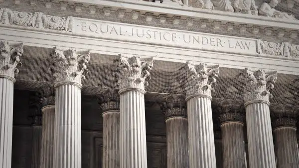 FootballR - NFL - Millionen veruntreut - Das mit majestätischen Säulen geschmückte Gebäude des Obersten Gerichtshofs der USA gilt als Symbol für Gerechtigkeit und Macht.