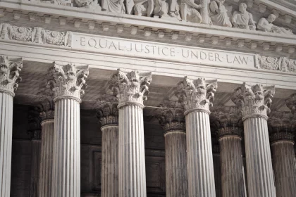 FootballR - NFL - Millionen veruntreut - Das mit majestätischen Säulen geschmückte Gebäude des Obersten Gerichtshofs der USA gilt als Symbol für Gerechtigkeit und Macht.