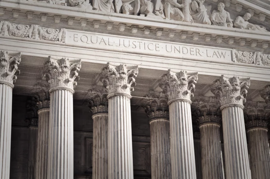 FootballR - NFL - Millionen veruntreut - Das mit majestätischen Säulen geschmückte Gebäude des Obersten Gerichtshofs der USA gilt als Symbol für Gerechtigkeit und Macht.