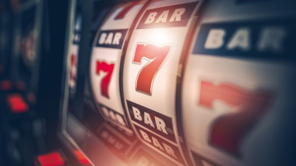 FootballR - NFL - Eine Nahaufnahme eines Spielautomaten mit Siebenen darauf in einem der besten Casinos.