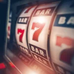 FootballR - NFL - Eine Nahaufnahme eines Spielautomaten mit Siebenen darauf in einem der besten Casinos.