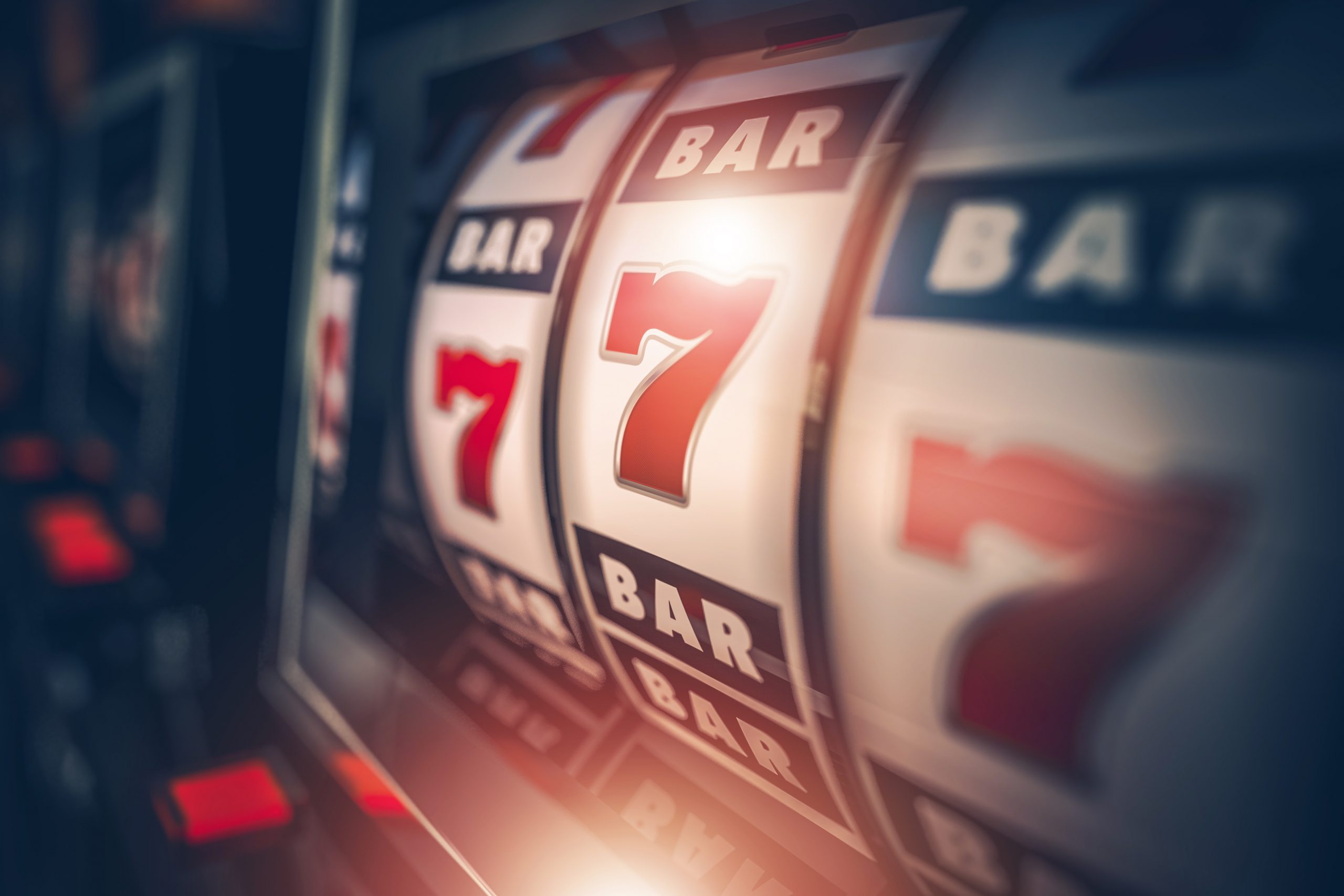 FootballR - NFL - Eine Nahaufnahme eines Spielautomaten mit Siebenen darauf in einem der besten Casinos.