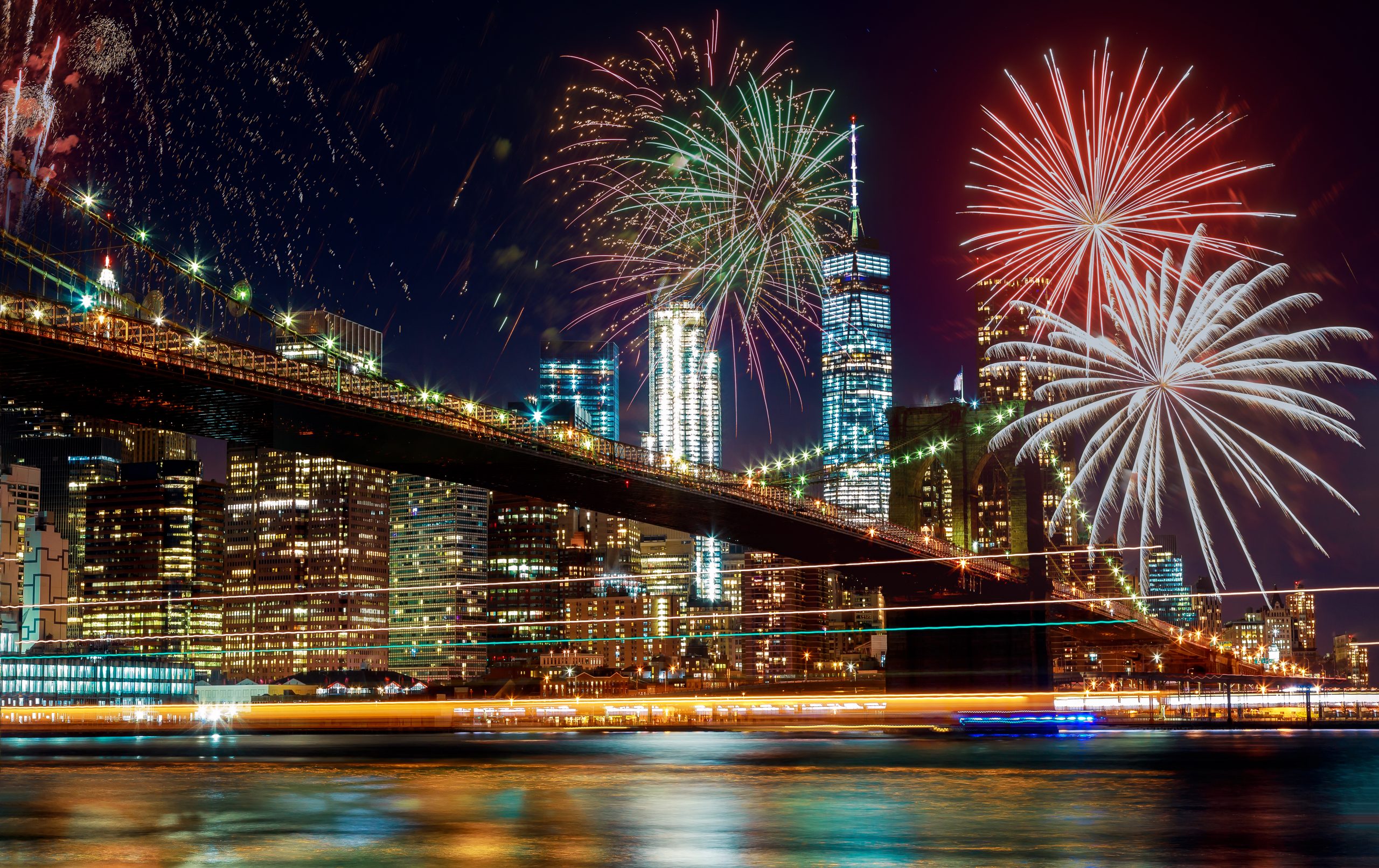 FootballR - NFL Programm - Silvesterfeuerwerk über der Brooklyn Bridge in New York City.