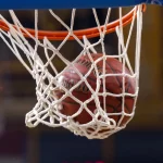 FootballR - NBA vs. NFL - Ein Basketball geht in den Korb eines NBA-Basketballkorbs.