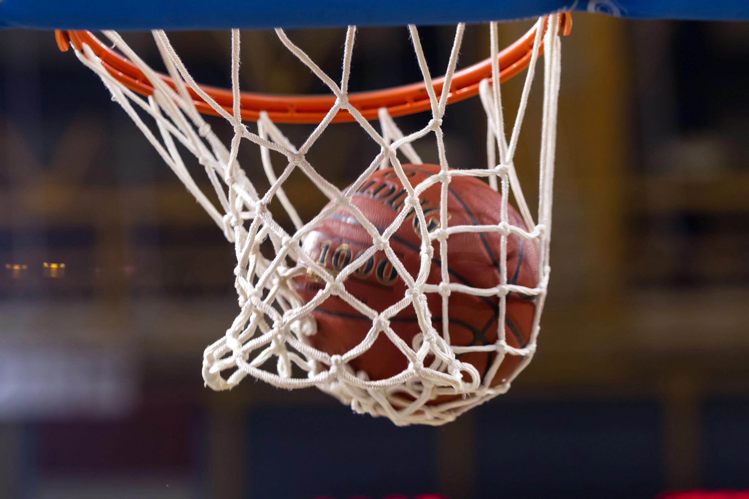 FootballR - NBA vs. NFL - Ein Basketball geht in den Korb eines NBA-Basketballkorbs.