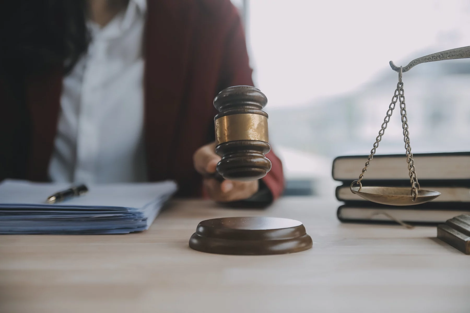 FootballR - NFL - Eine Frau hält einen Richterhammer auf einem Schreibtisch und leitet den Mordfall der Mutter eines Ex-NFL-Spielers, Sergio Brown, während sie „nicht schuldig“ erklärt.