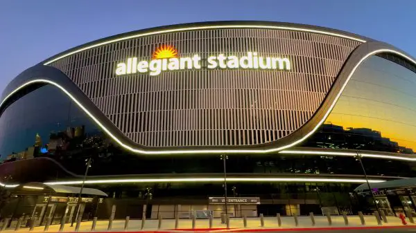 FootballR - NFL Playoffs 2024 - Das elegante Stadion (Allegiant Stadium) wird in der Abenddämmerung für den Super Bowl beleuchtet.