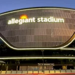 FootballR - NFL Playoffs 2024 - Das elegante Stadion (Allegiant Stadium) wird in der Abenddämmerung für den Super Bowl beleuchtet.