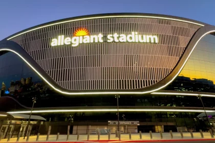 FootballR - NFL Playoffs 2024 - Das elegante Stadion (Allegiant Stadium) wird in der Abenddämmerung für den Super Bowl beleuchtet.