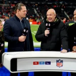 FootballR - RTL NFL - Eine Gruppe von Menschen steht vor einem NFL-Footballfeld.