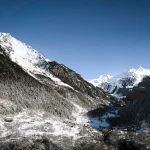 FootballR - NFL - Ein Blick auf ein schneebedecktes Tal mit Bergen im Hintergrund.