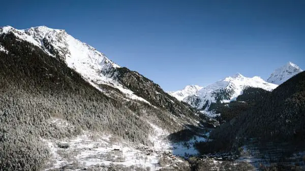 FootballR - NFL - Ein Blick auf ein schneebedecktes Tal mit Bergen im Hintergrund.