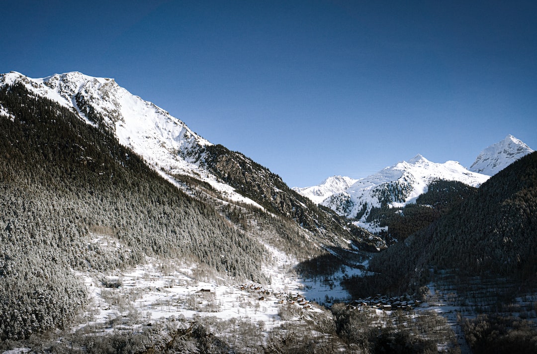 FootballR - NFL - Ein Blick auf ein schneebedecktes Tal mit Bergen im Hintergrund.