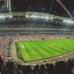 FootballR - NFL - Ein Stadion voller Menschen, die ein Fußballspiel verfolgen.