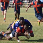 FootballR - NFL - Eine Gruppe Männer spielt Rugby auf einem Feld.