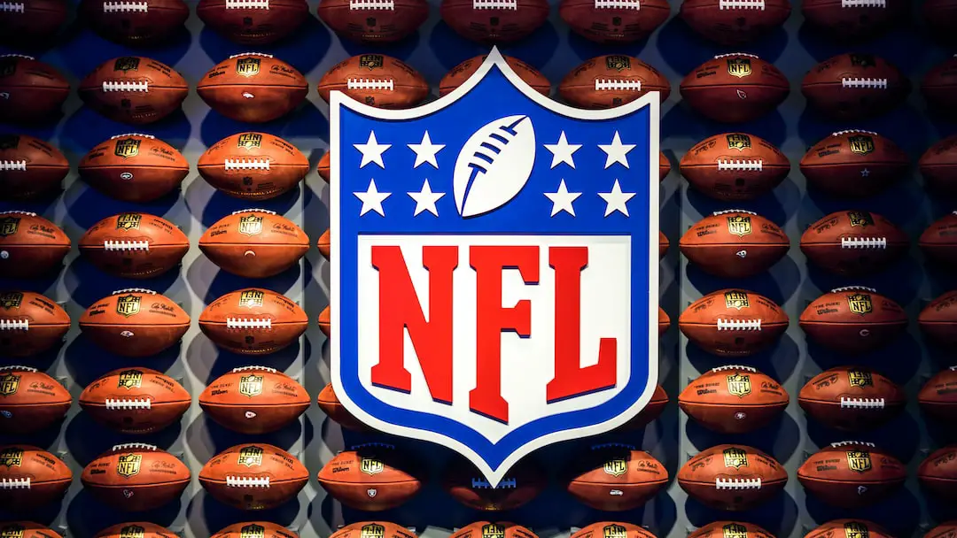 FootballR - NFL - NFL-Logo auf einer Wand aus Bällen.