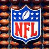FootballR - NFL - NFL-Logo auf einer Wand aus Bällen.